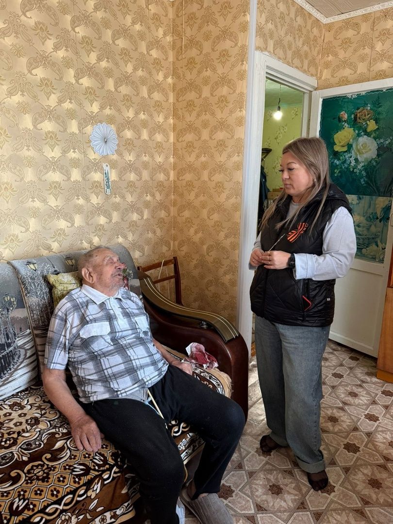 «Наш долг — помнить»: заведующая детской поликлиникой Чистопольской ЦРБ поздравила ветерана