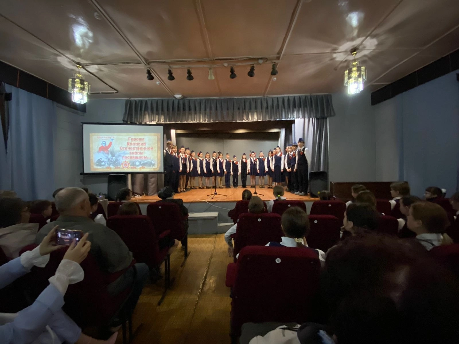 Театральная студия «Вдохновение» представила литературно-музыкальную композицию к 80-летию Победы