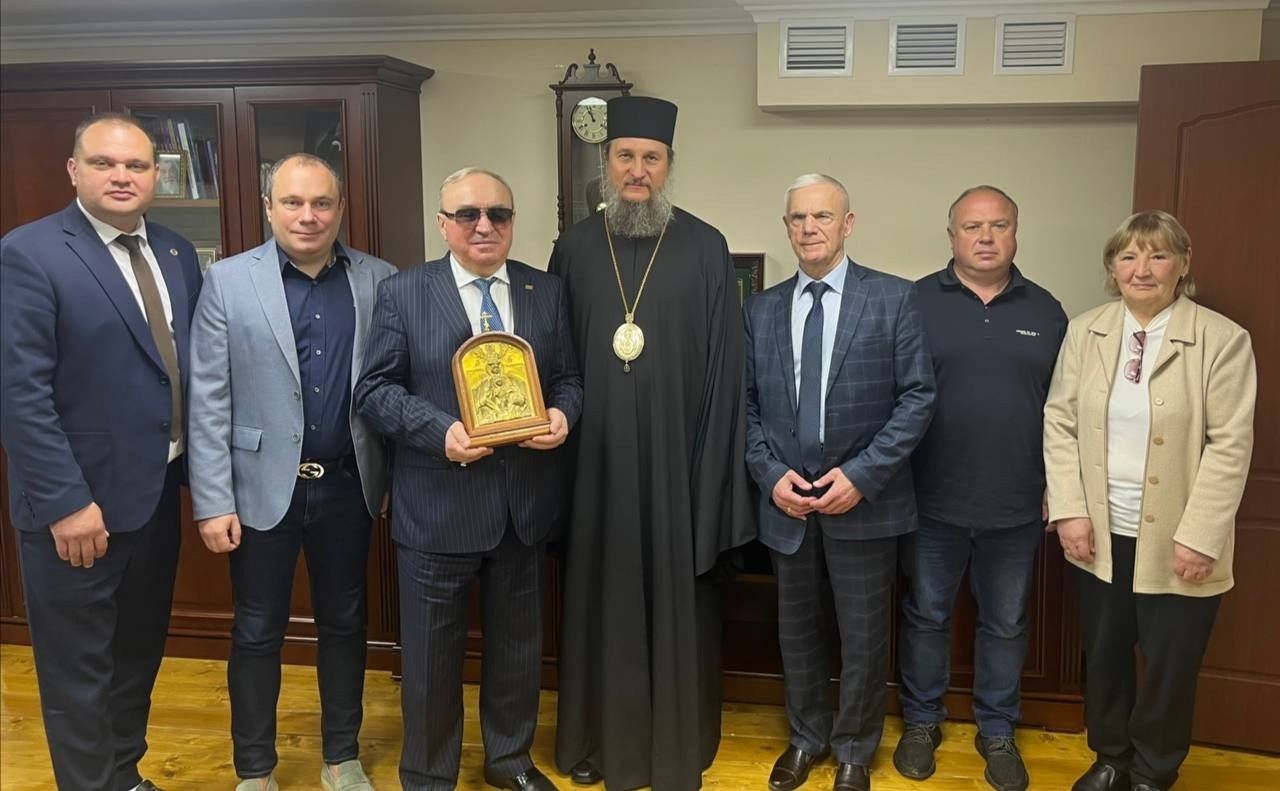 Епископ Пахомий передал тактильную икону Всероссийскому обществу слепых