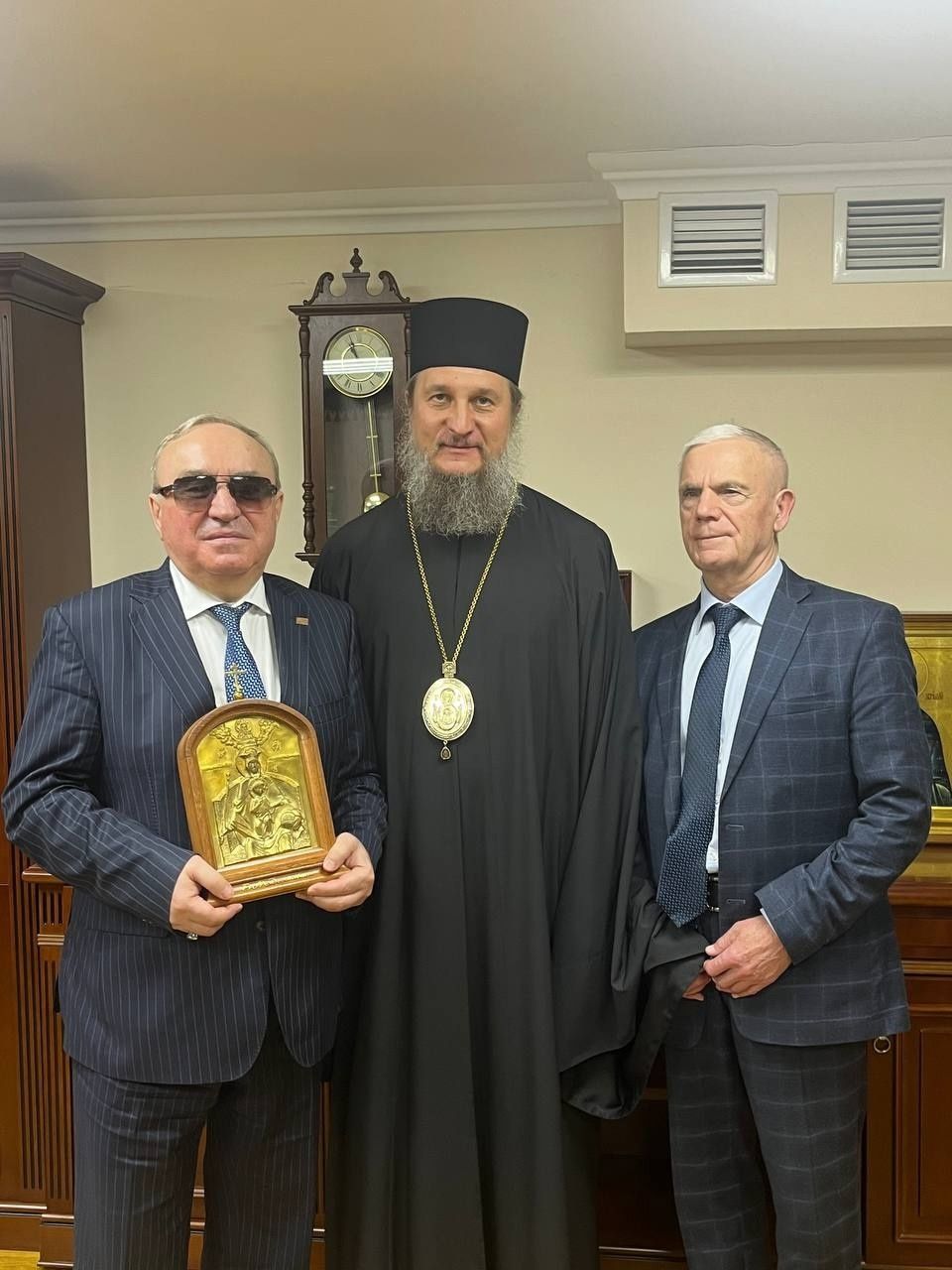 Епископ Пахомий передал тактильную икону Всероссийскому обществу слепых
