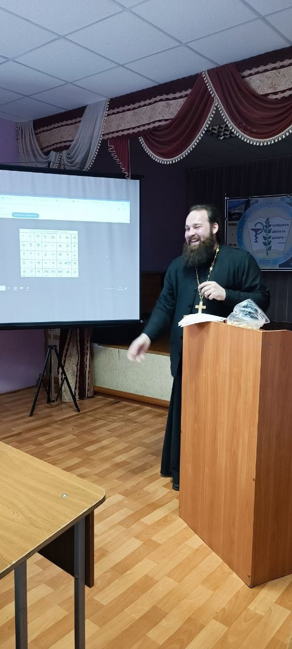 Священник Чистопольской епархии провел беседу со студентами о Дне славянской письменности и культуры