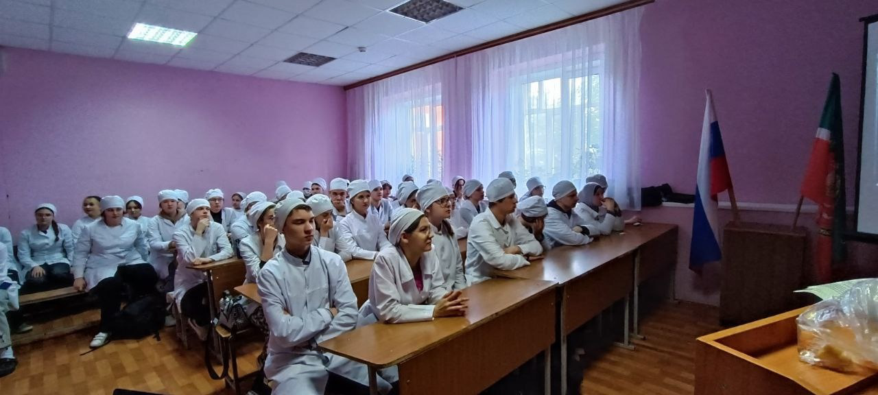 Священник Чистопольской епархии провел беседу со студентами о Дне славянской письменности и культуры
