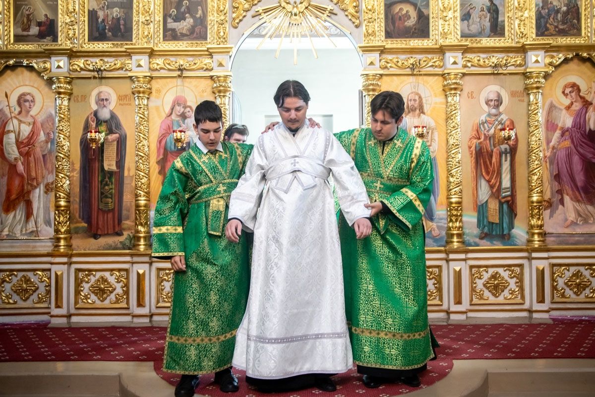 В День Святой Троицы епископ Пахомий совершил Литургию в Свято-Никольском соборе Чистополя