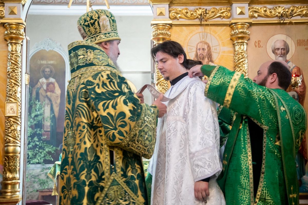 В День Святой Троицы епископ Пахомий совершил Литургию в Свято-Никольском соборе Чистополя