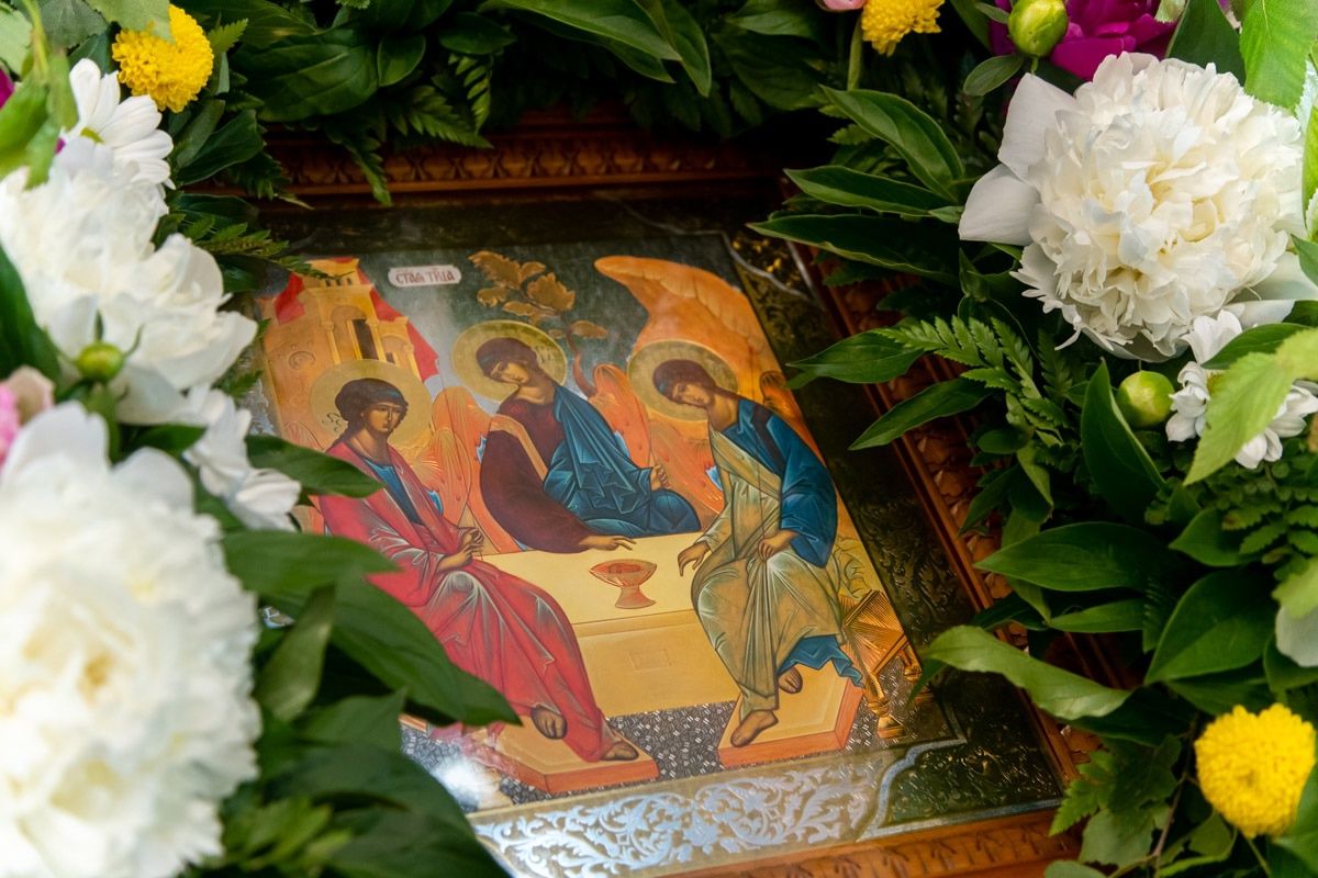 В День Святой Троицы епископ Пахомий совершил Литургию в Свято-Никольском соборе Чистополя