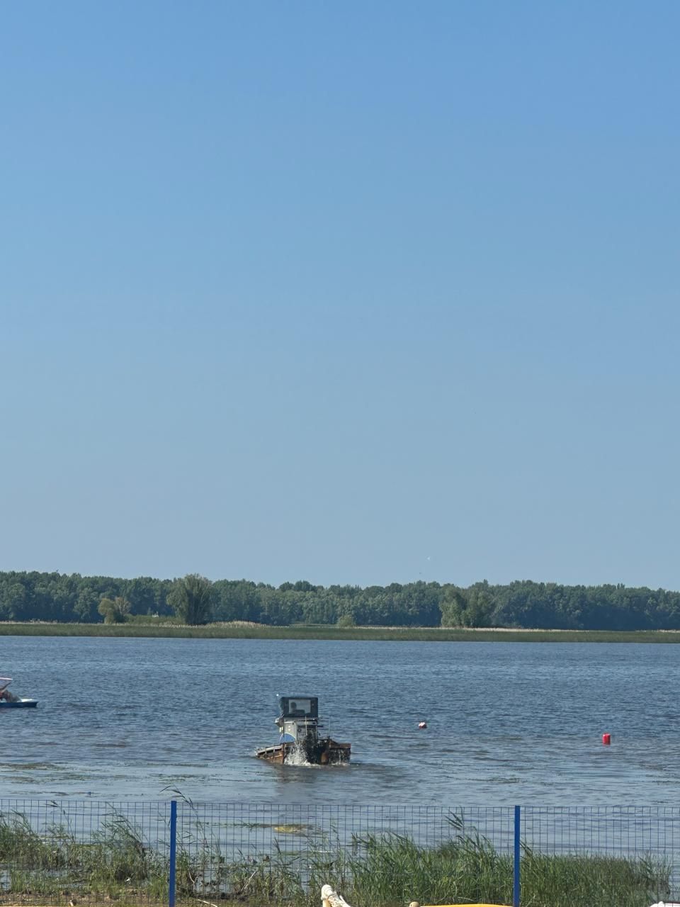 Чистопольский пляж избавляется от «водяной чумы»