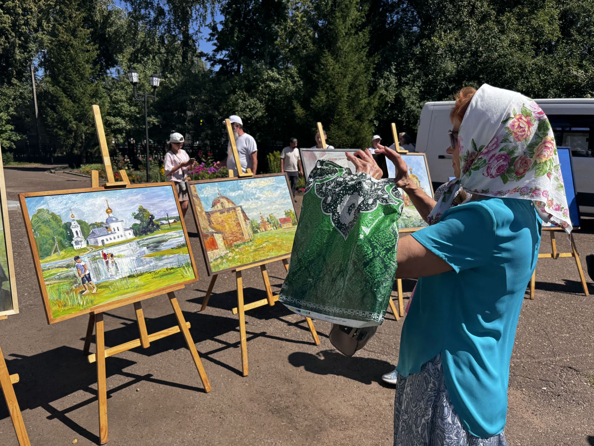 В Чистополе художники представили храмы Татарстана
