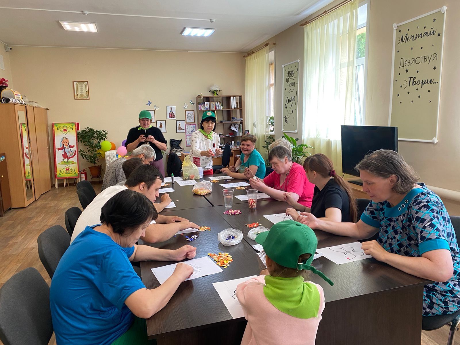 В Чистопольском доме-интернате прошел мастер-класс «Разноцветное лето»