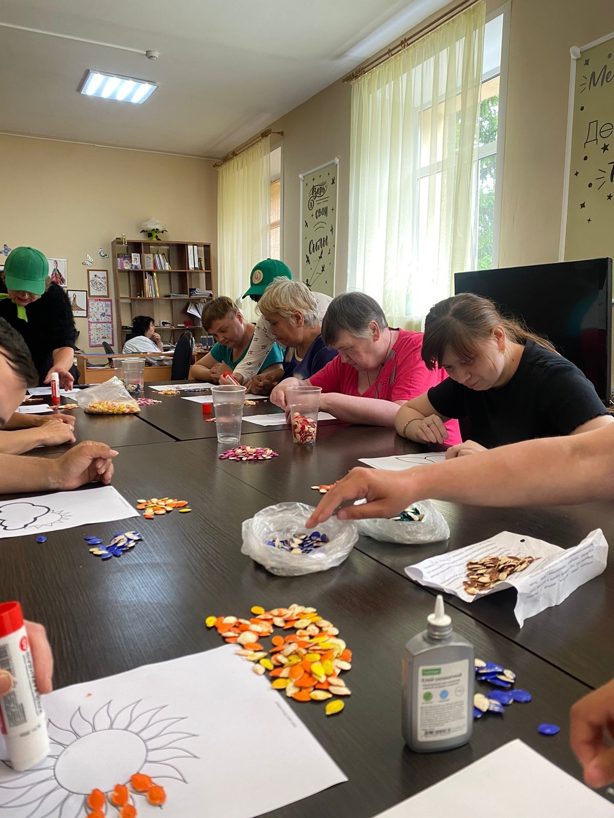 В Чистопольском доме-интернате прошел мастер-класс «Разноцветное лето»