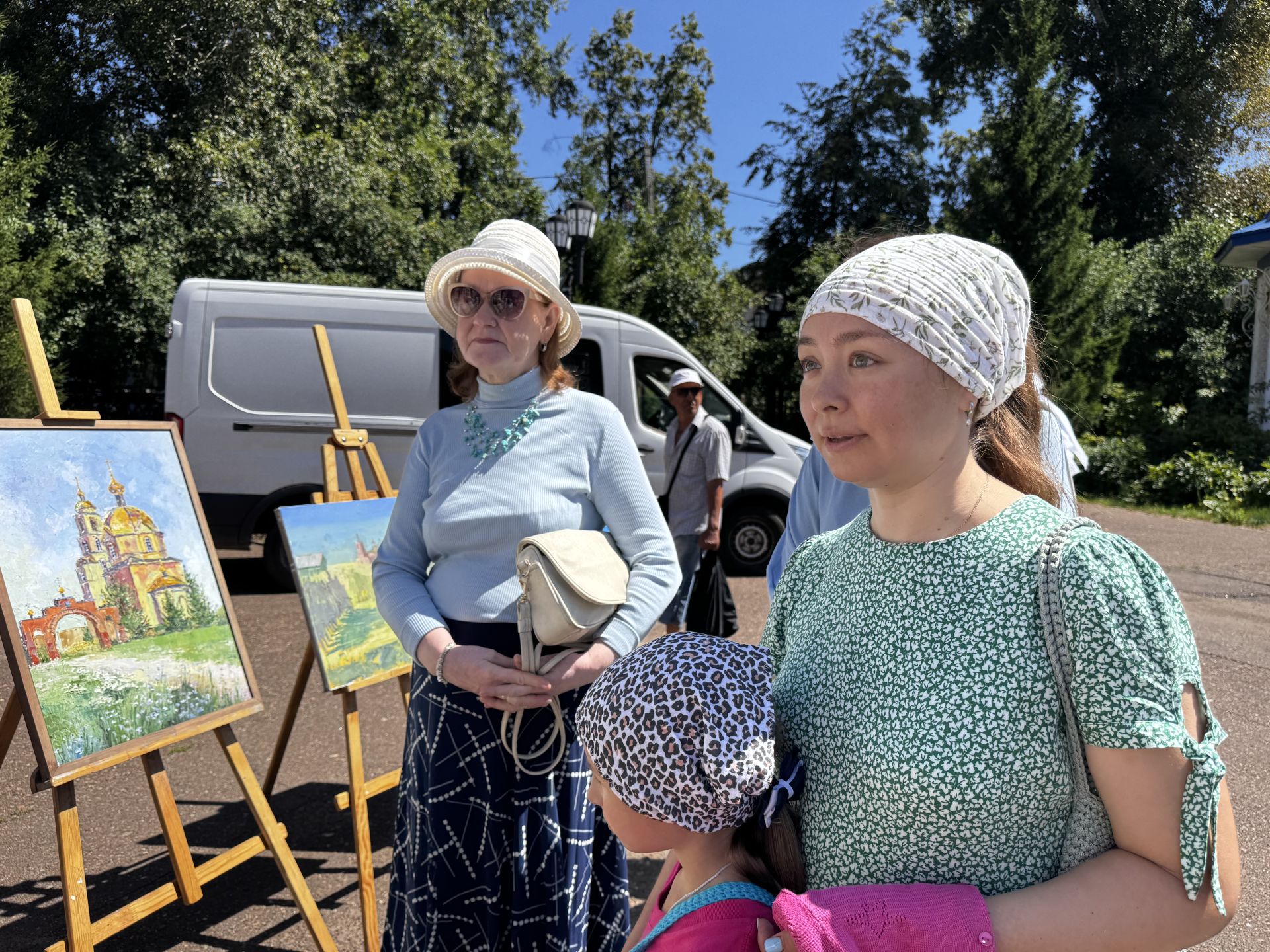 В Чистополе художники представили храмы Татарстана