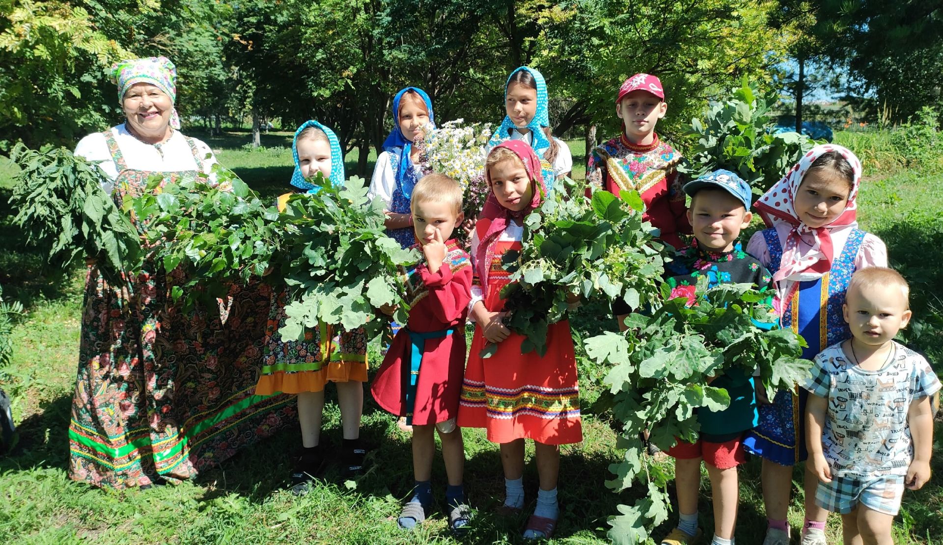 Дубовые, березовые, крапивные и цветочные: в Чистопольском районе провели мастер-класс по вязанию банных веников