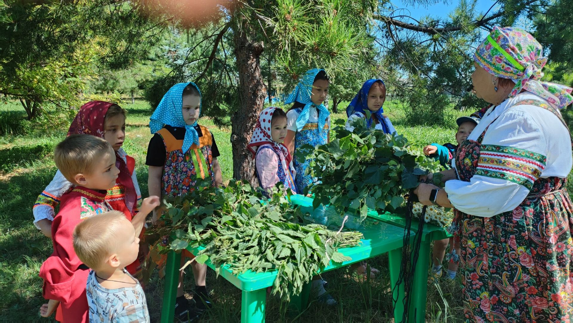 Дубовые, березовые, крапивные и цветочные: в Чистопольском районе провели мастер-класс по вязанию банных веников