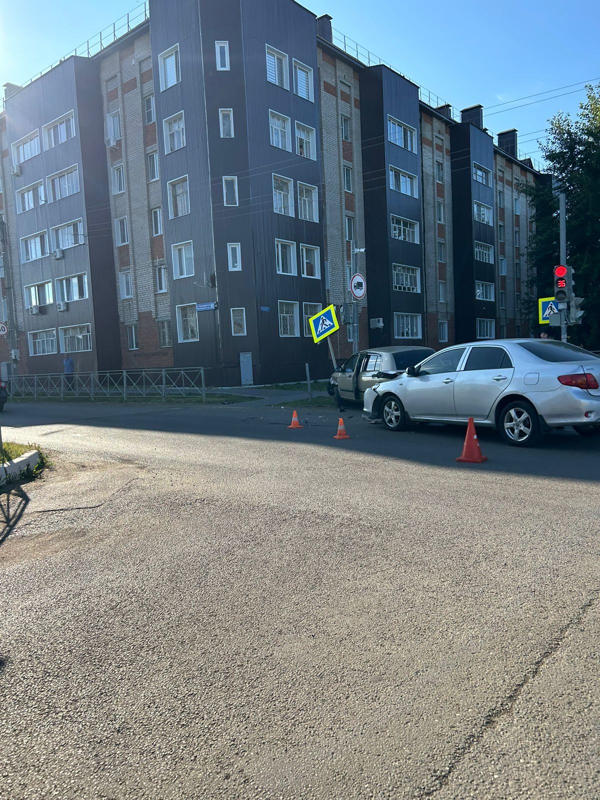 В Чистополе иномарка снесла дорожный знак