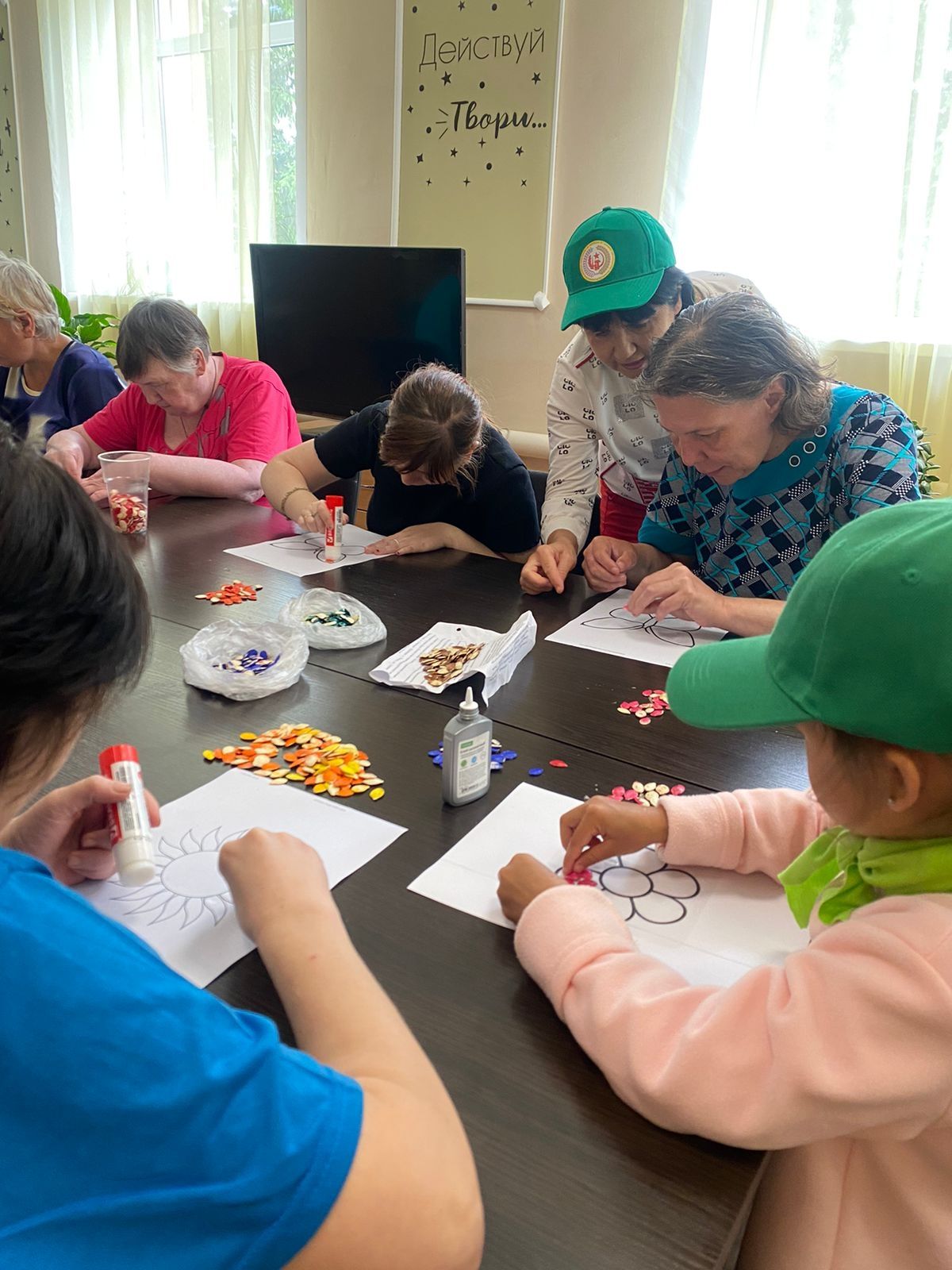 В Чистопольском доме-интернате прошел мастер-класс по созданию мозаики из тыквенных семечек