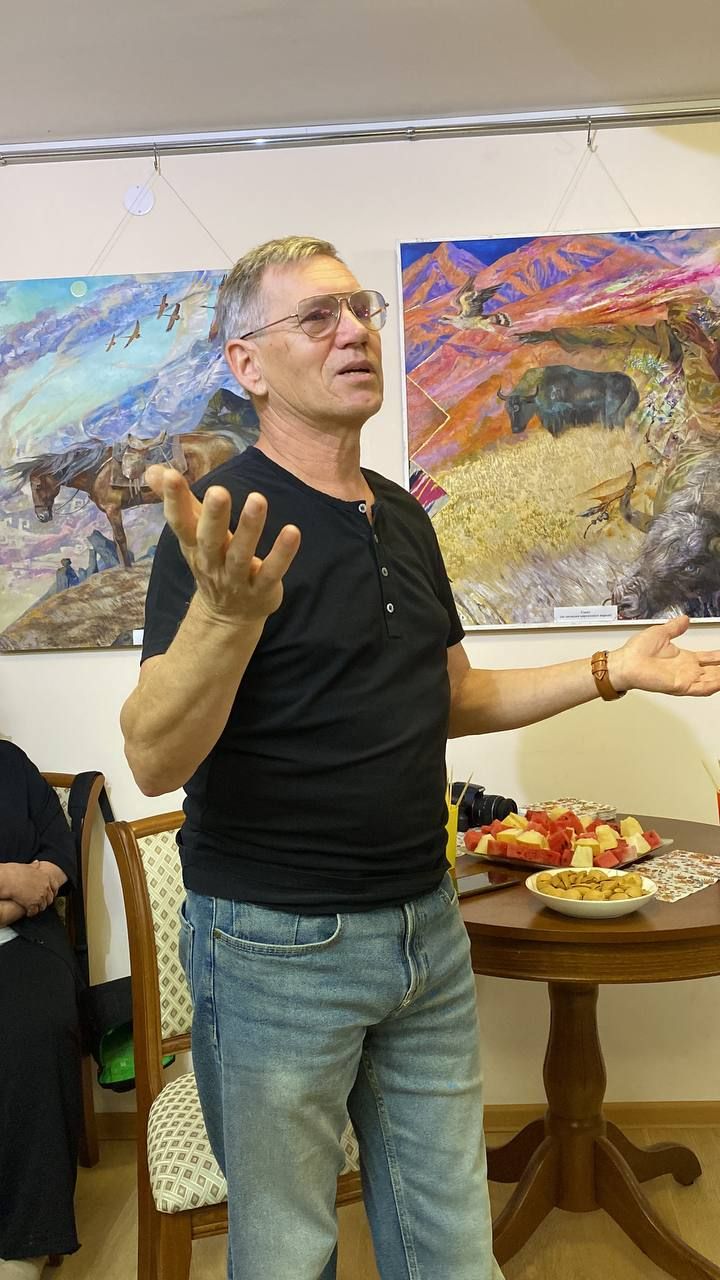 «Мир на кончике кисти»: в Чистополе открылась юбилейная выставка Рината Ханафеева