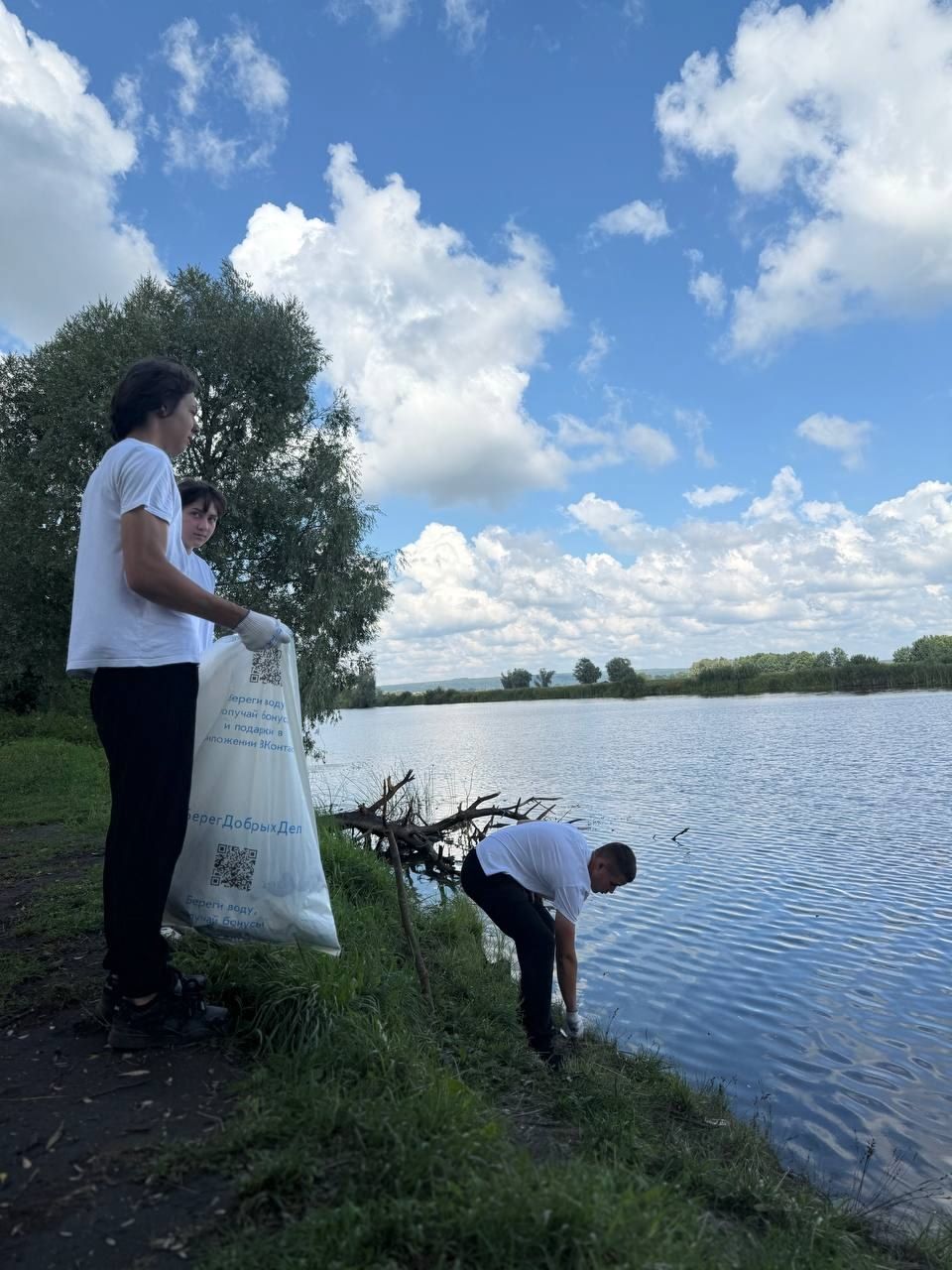 Экоактивисты Чистопольского района очистили берег реки Прость в рамках акции «Вода России»
