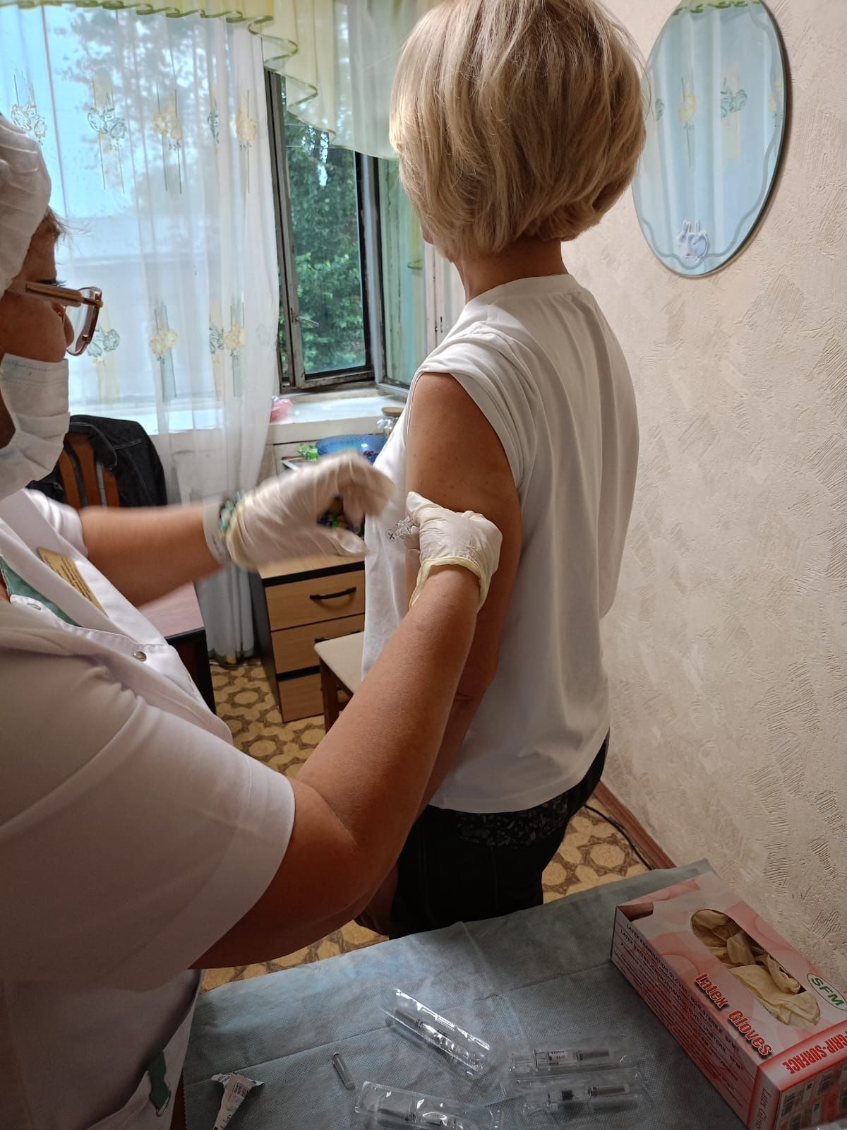 Главный врач Чистопольской ЦРБ Ильдар Ханифов сделал прививку от гриппа