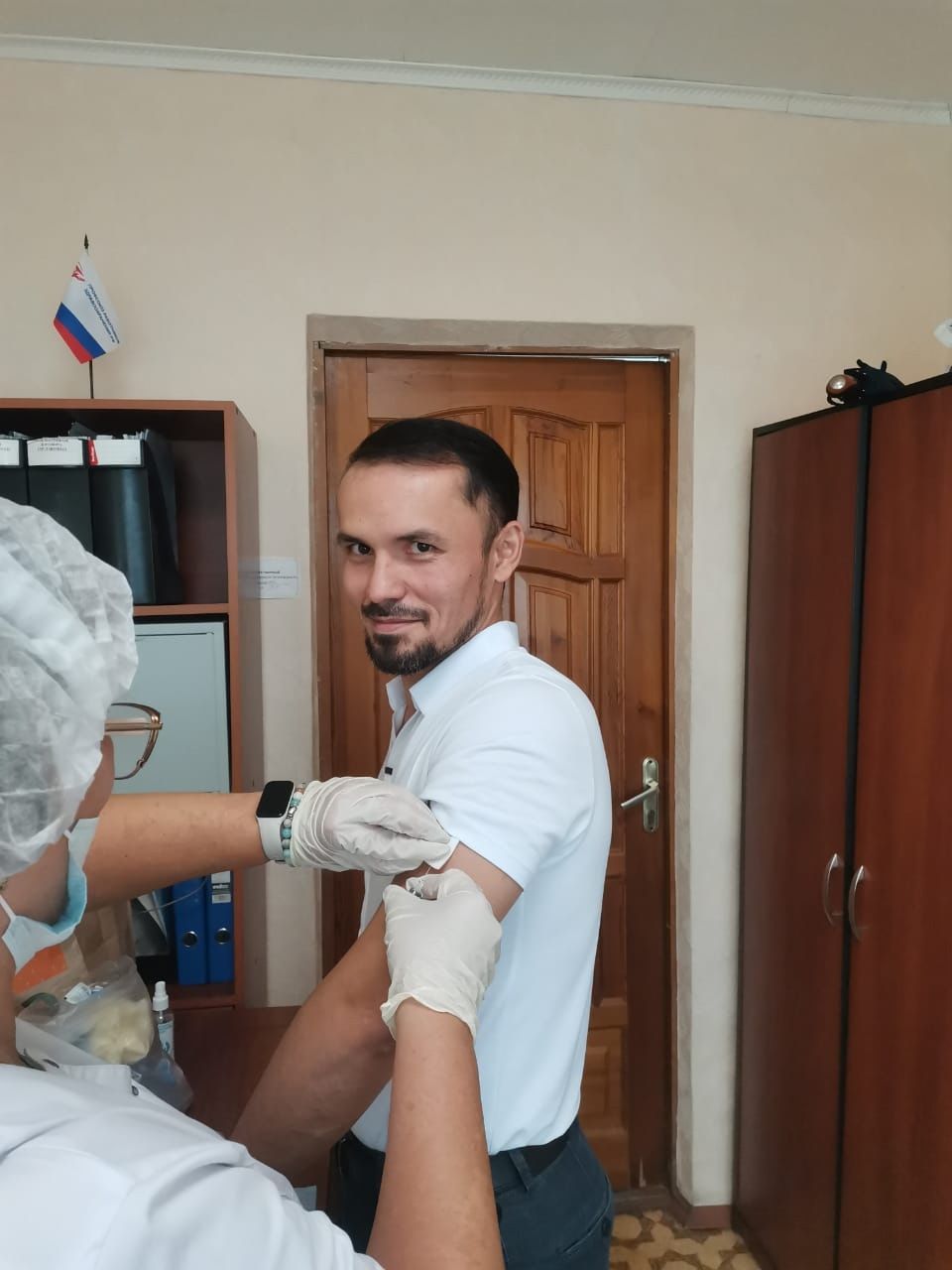 Главный врач Чистопольской ЦРБ Ильдар Ханифов сделал прививку от гриппа