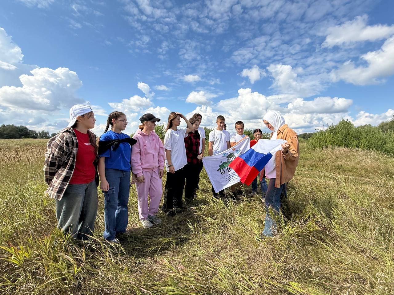 Экологический патриотизм: в чистопольском заказнике «Чистые луга» отметили День государственного флага России