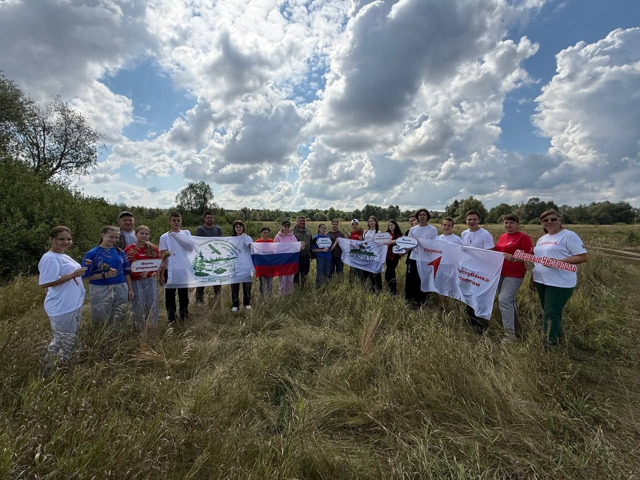 Экологический патриотизм: в чистопольском заказнике «Чистые луга» отметили День государственного флага России