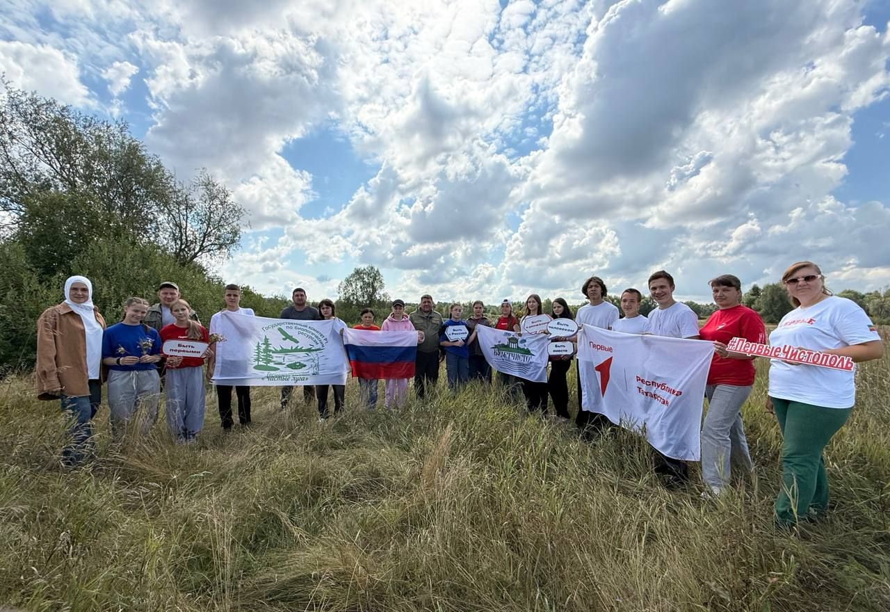 Экологический патриотизм: в чистопольском заказнике «Чистые луга» отметили День государственного флага России