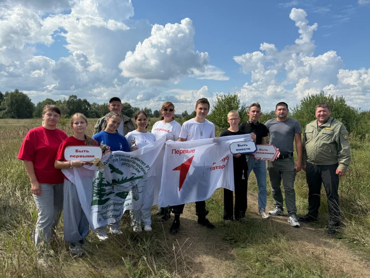Экологический патриотизм: в чистопольском заказнике «Чистые луга» отметили День государственного флага России
