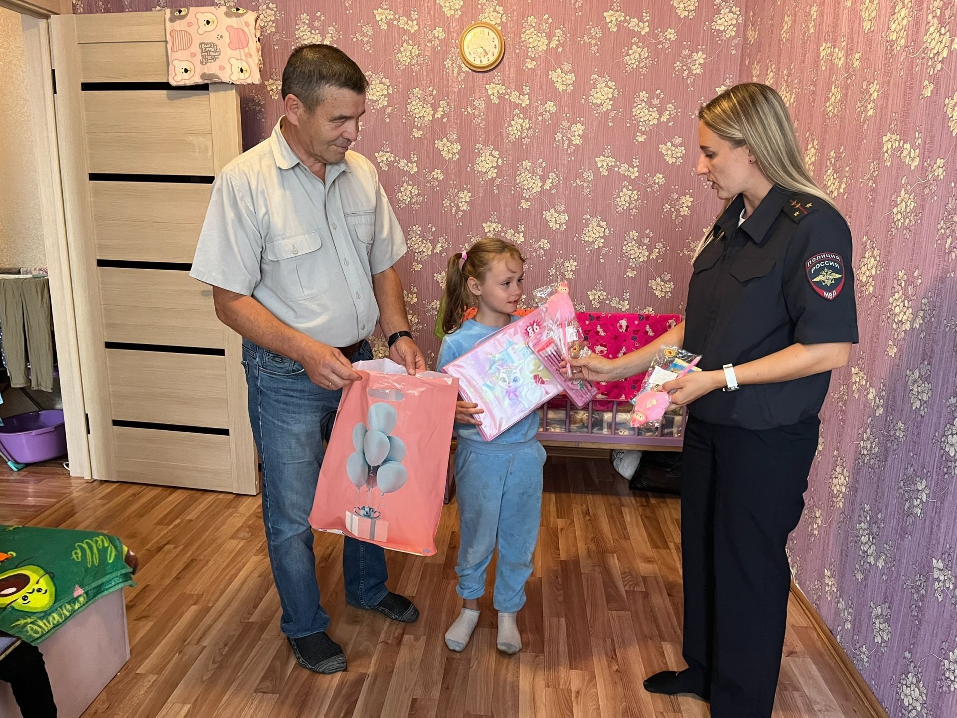 Полиция Чистополя подарила праздник будущим первоклассникам в рамках акции «Помоги собраться в школу»