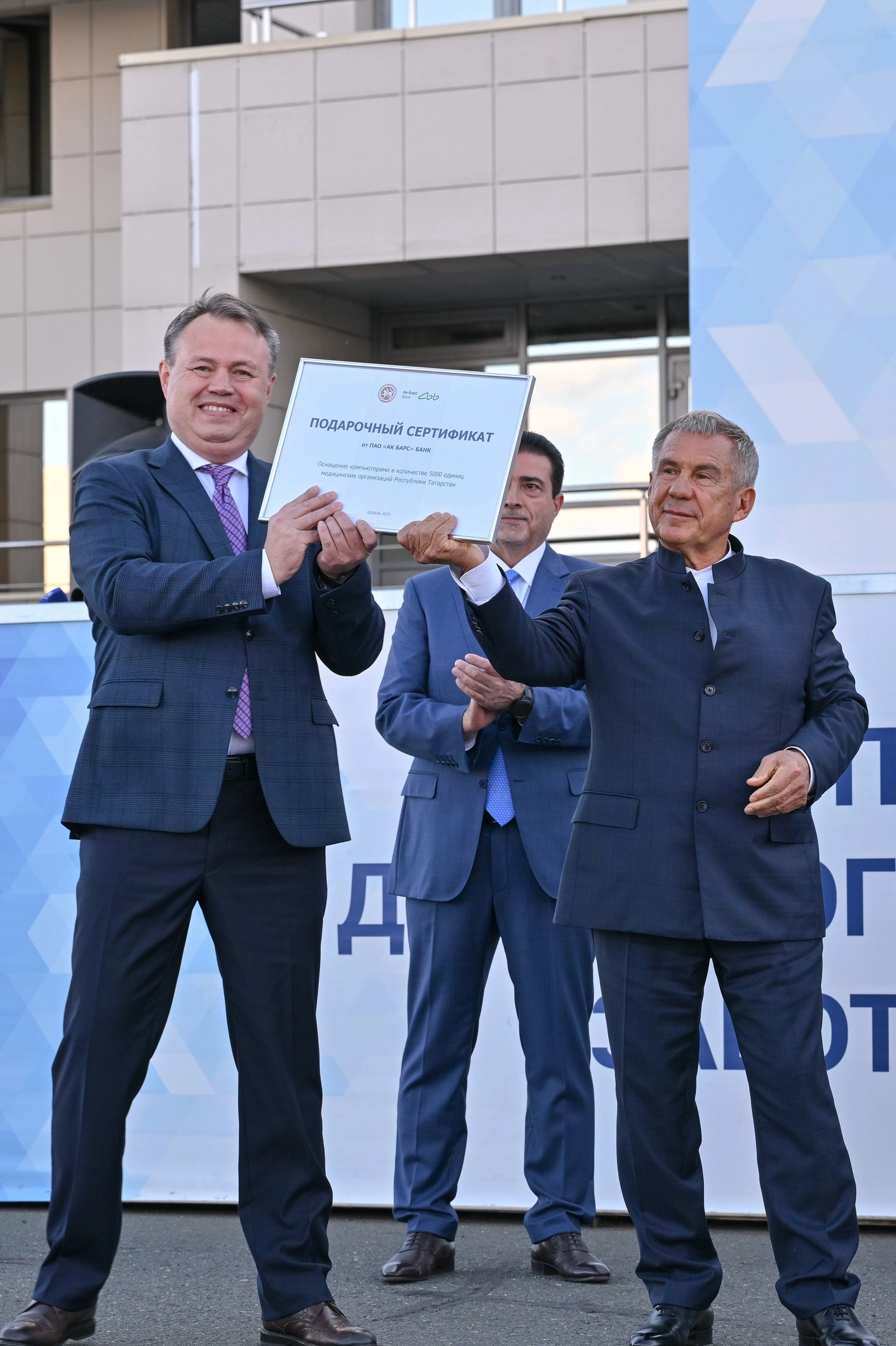 Современные инструменты для врачей: Минниханов передал больницам Татарстана 140 автомобилей и 5000 компьютеров