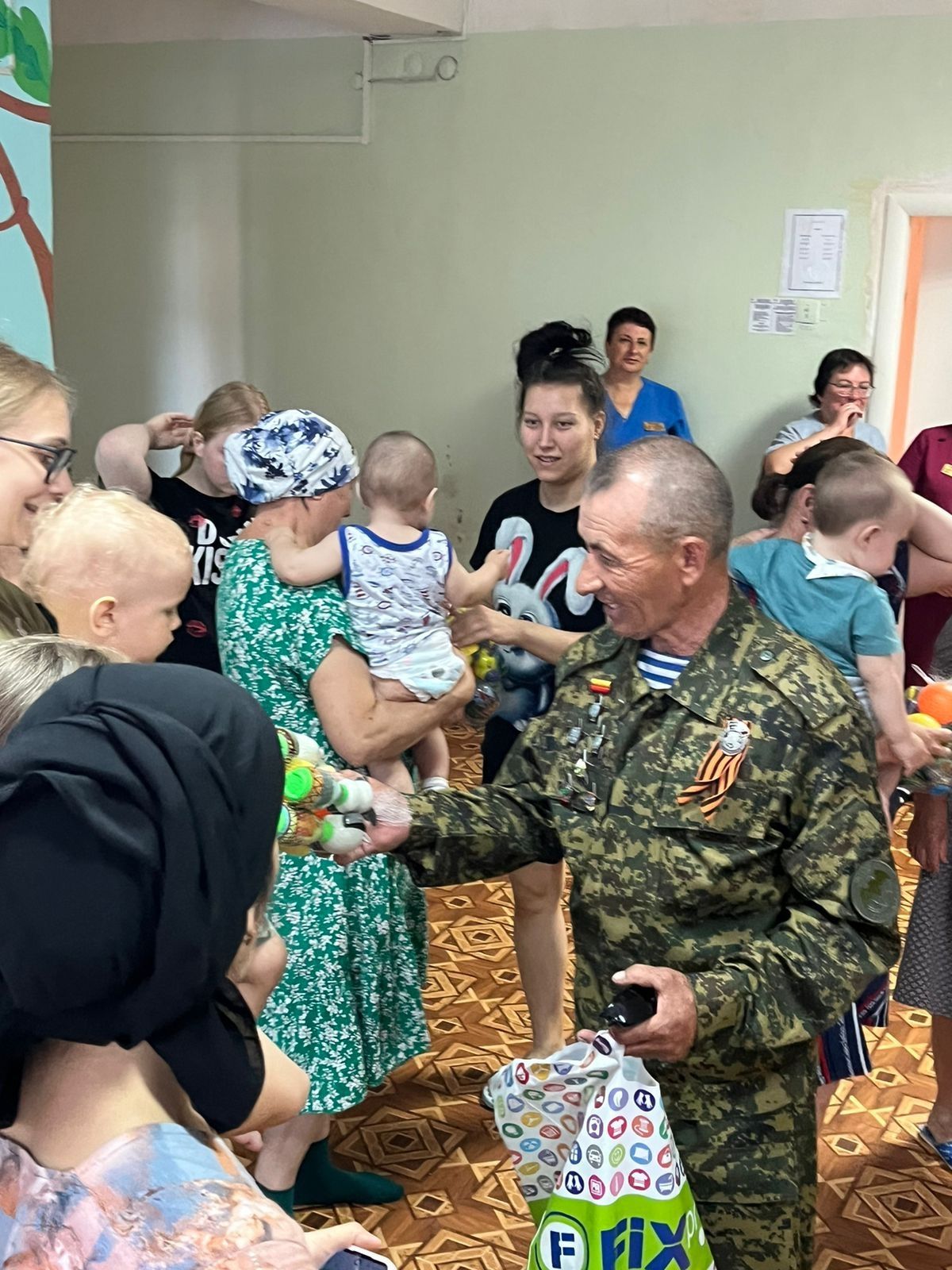 В Чистополе десантники и священник подарили праздник детям в больнице