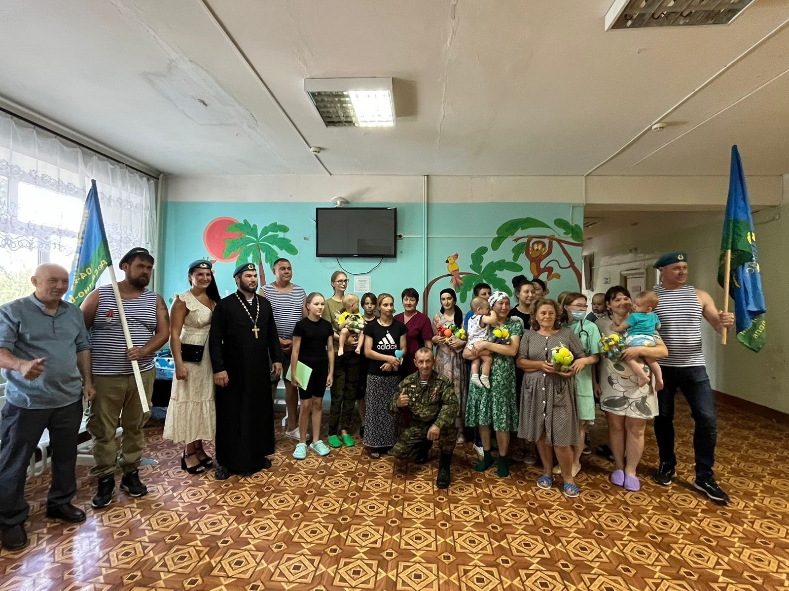 В Чистополе десантники и священник подарили праздник детям в больнице