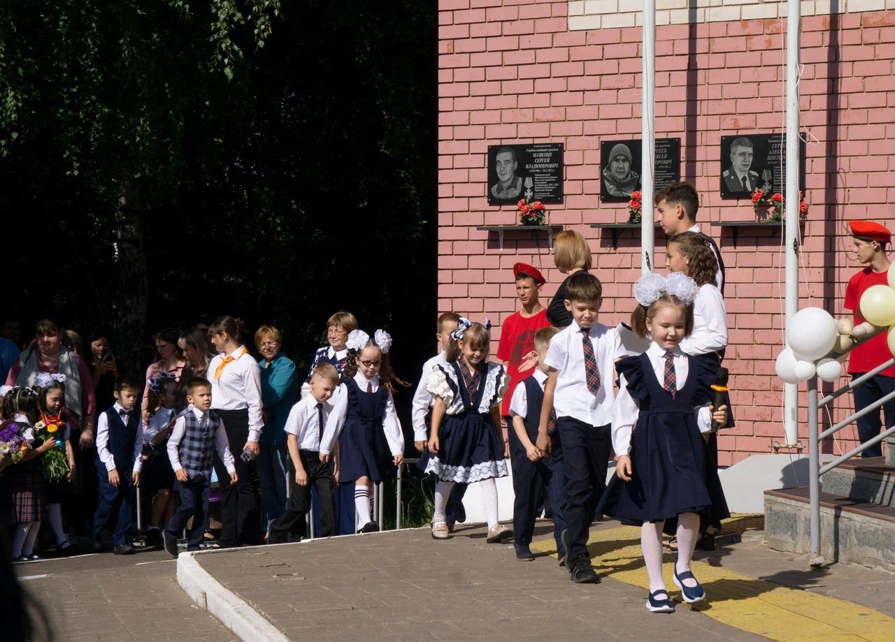 В чистопольской школе № 4 старшеклассники подарили первоклассникам «самолетики будущего»