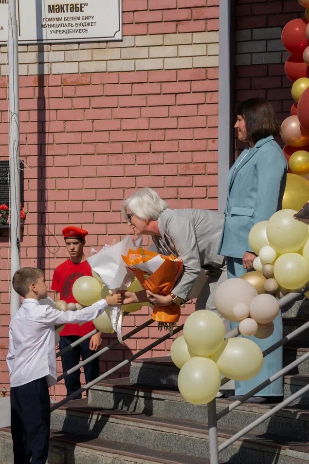 В чистопольской школе № 4 старшеклассники подарили первоклассникам «самолетики будущего»