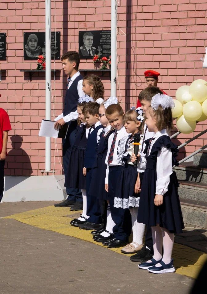 В чистопольской школе № 4 старшеклассники подарили первоклассникам «самолетики будущего»