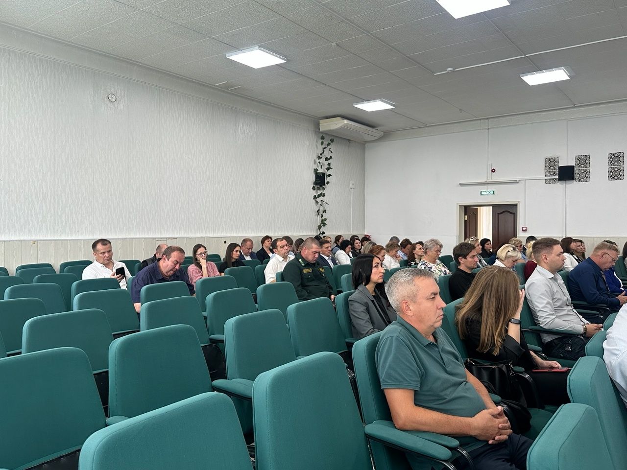 Поддержка ветеранов СВО, рост надоев и детская безопасность: ключевые темы аппаратного совещания в Чистополе