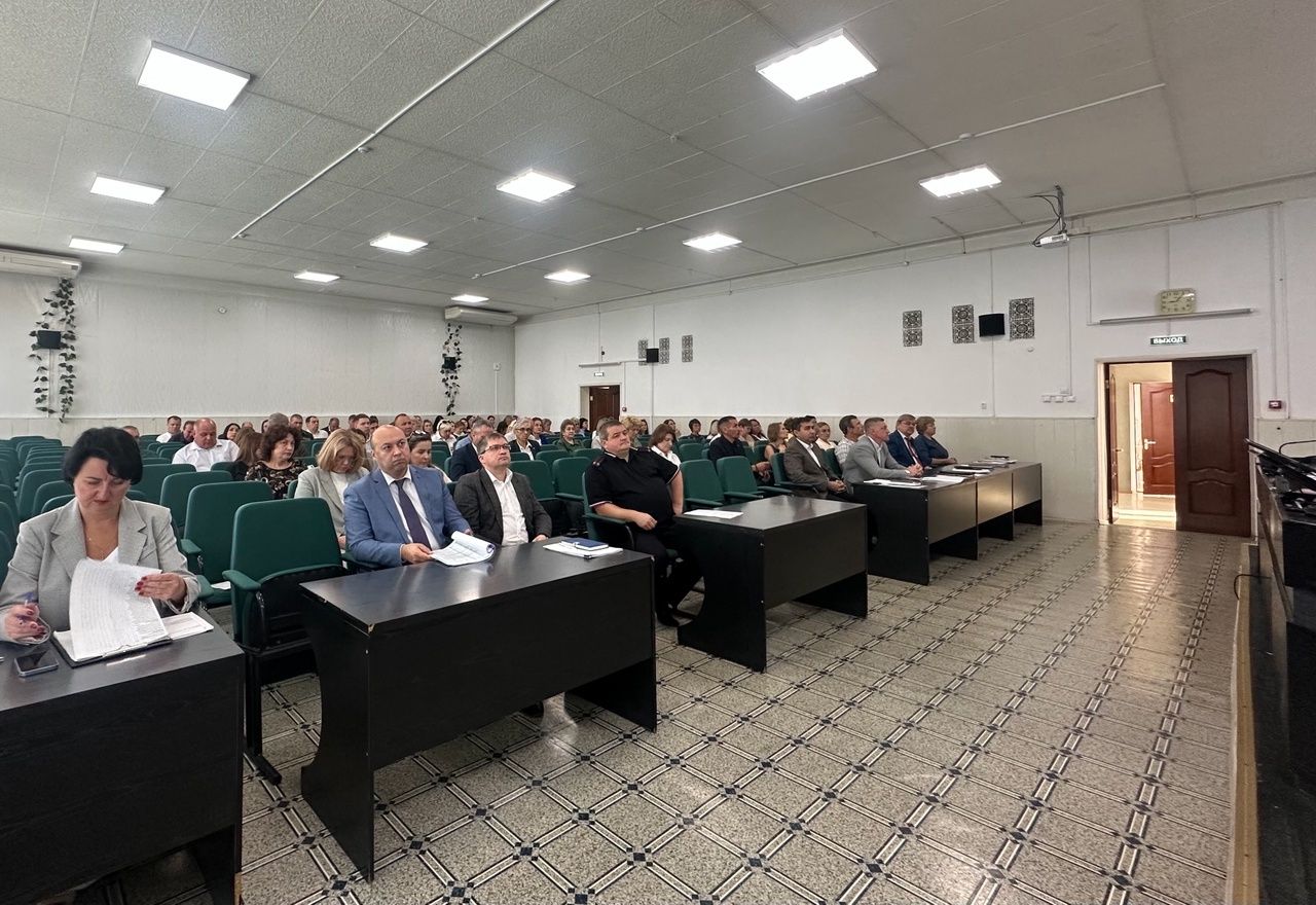 Поддержка ветеранов СВО, рост надоев и детская безопасность: ключевые темы аппаратного совещания в Чистополе