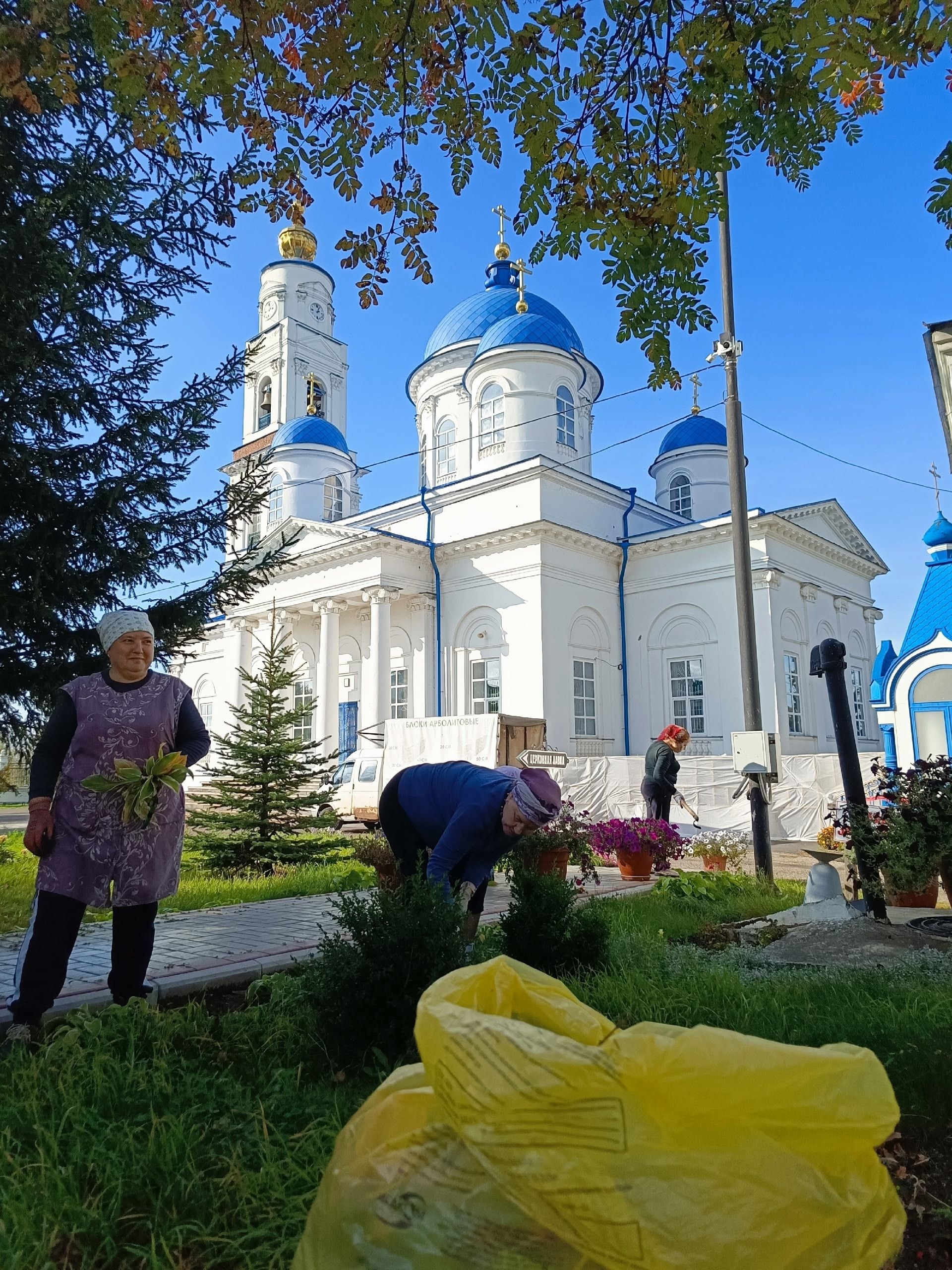 Субботник в Свято-Никольском соборе: добровольцы подготовили клумбы к зиме