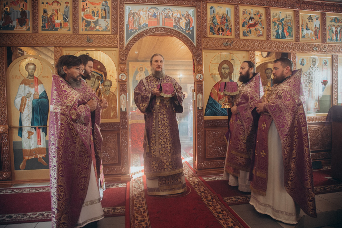 Епископ Пахомий освятил новый иконостас в храме новомучеников Чистопольских