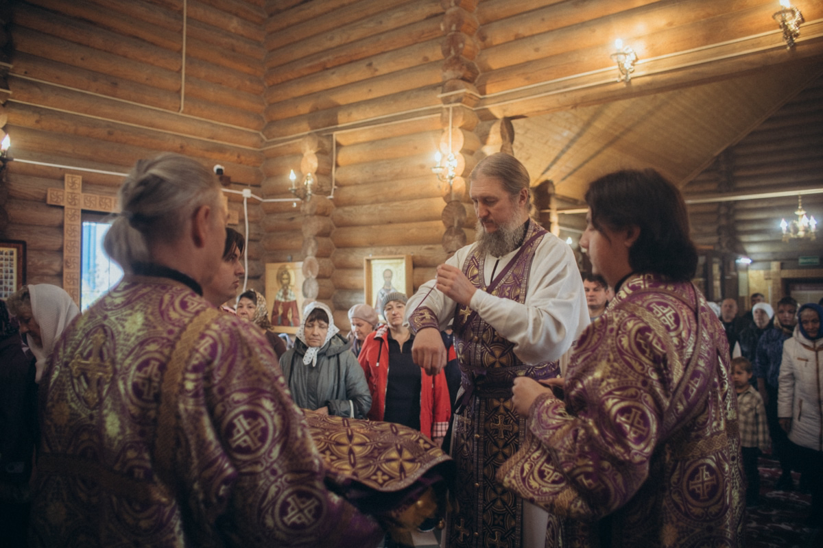Епископ Пахомий освятил новый иконостас в храме новомучеников Чистопольских