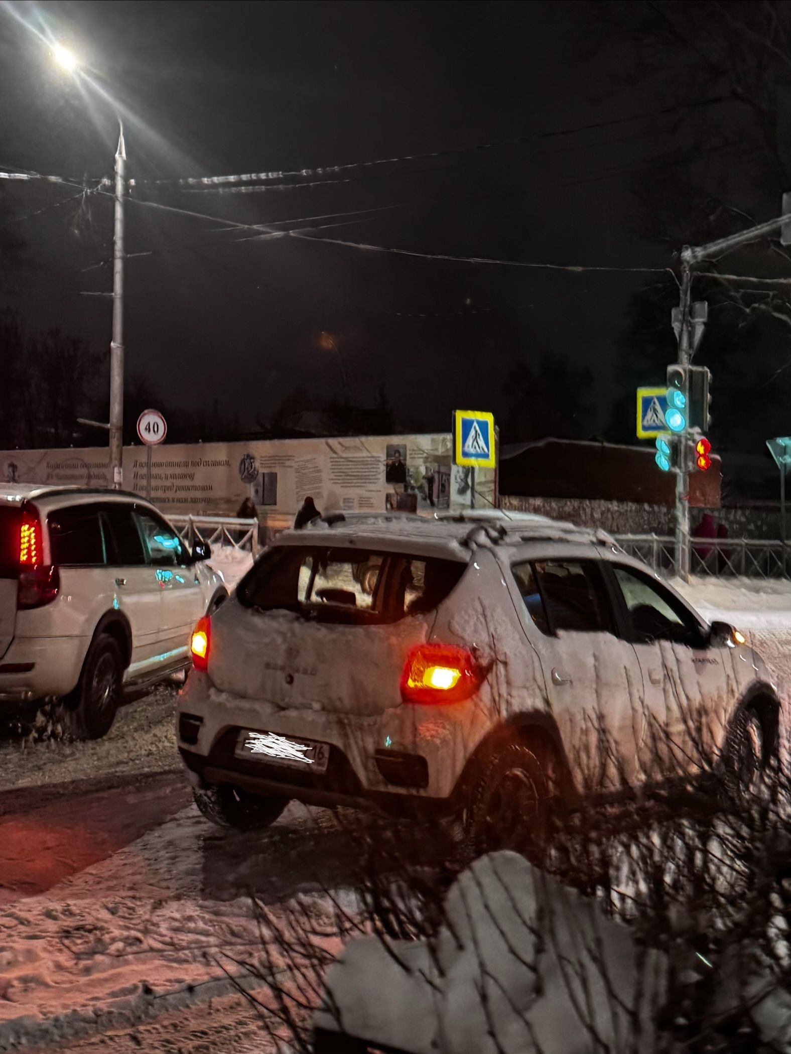В центре Чистополя машина снесла ограждение