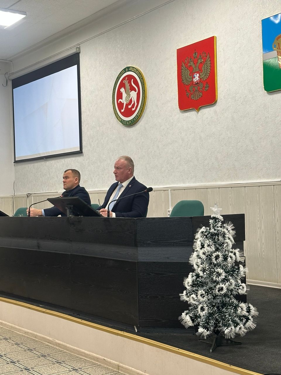 Лопатой по сугробам, инструктажом — по аферистам: о чем говорили на совещании в чистопольском муниципалитете