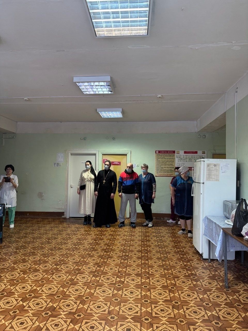 В светлые рождественские дни настоятель чистопольского храма навестил детей в больнице