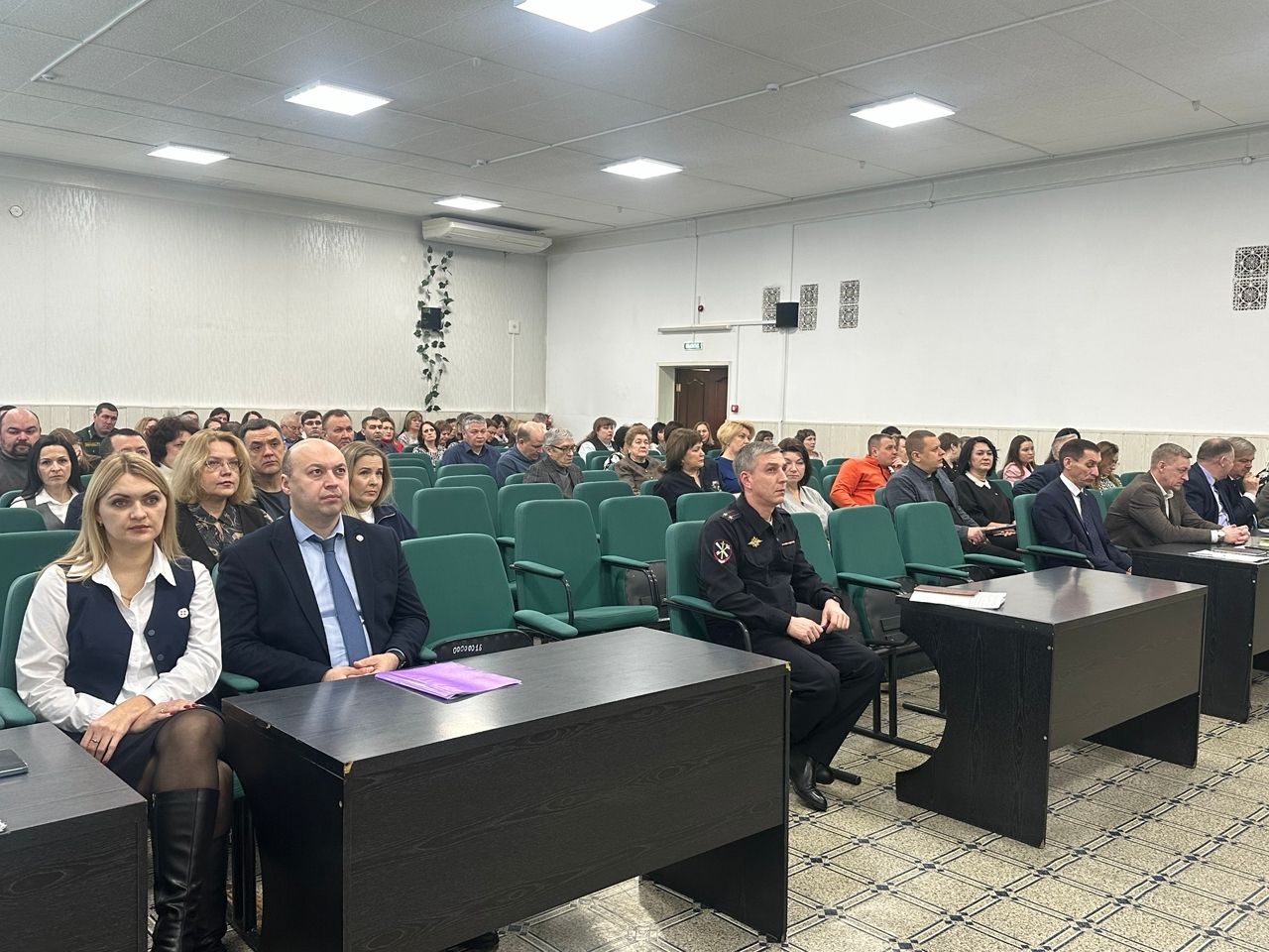 Лопатой по сугробам, инструктажом — по аферистам: о чем говорили на совещании в чистопольском муниципалитете