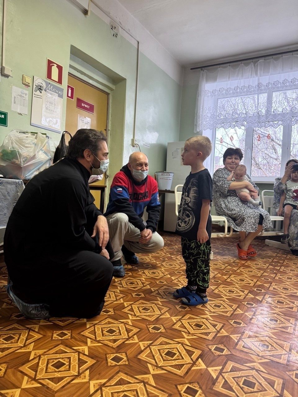 В светлые рождественские дни настоятель чистопольского храма навестил детей в больнице