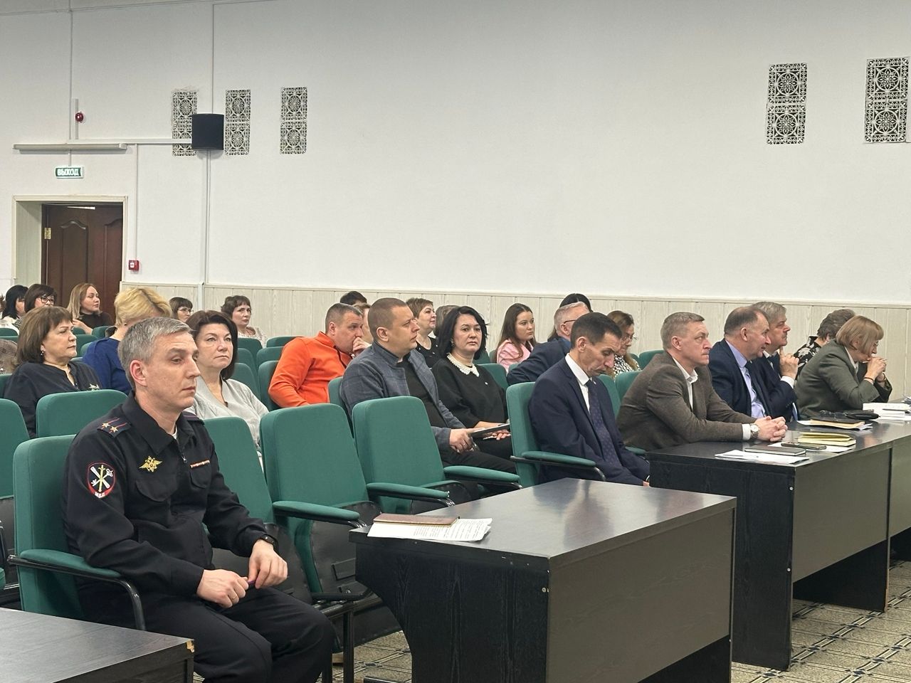 Лопатой по сугробам, инструктажом — по аферистам: о чем говорили на совещании в чистопольском муниципалитете