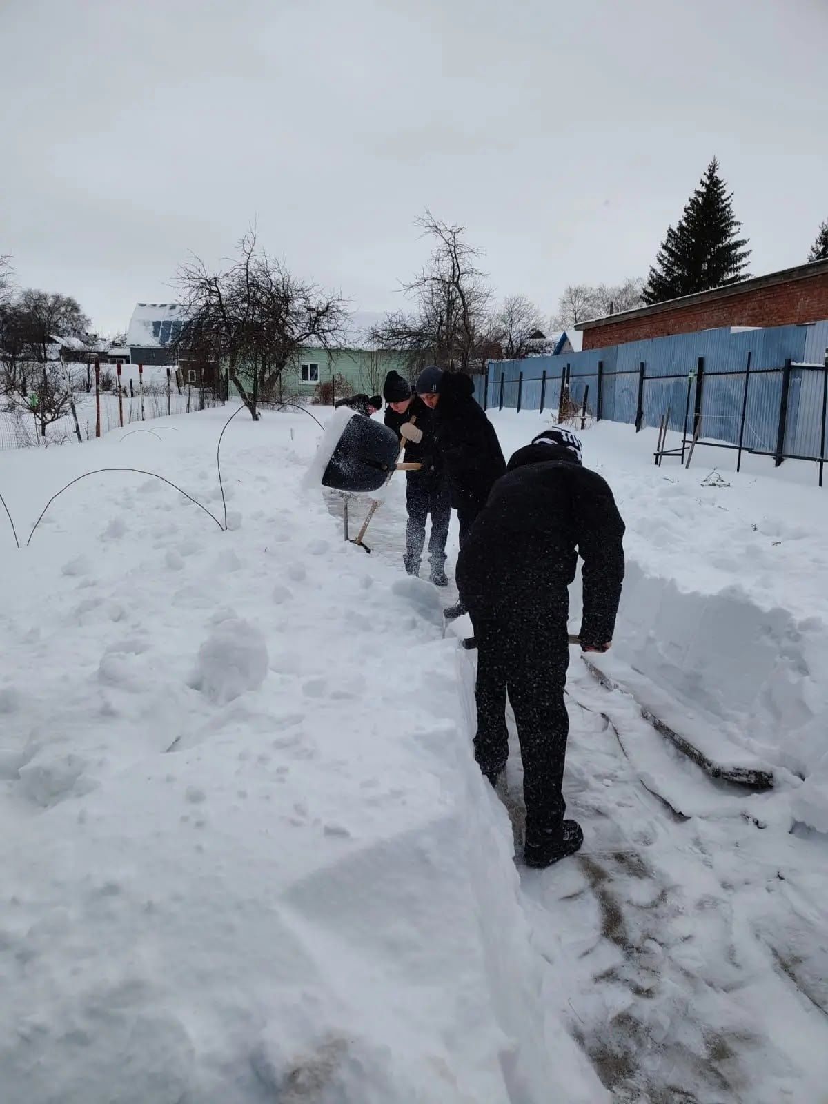 Чистопольские юнармейцы помогли семье участника СВО расчистить двор от снега