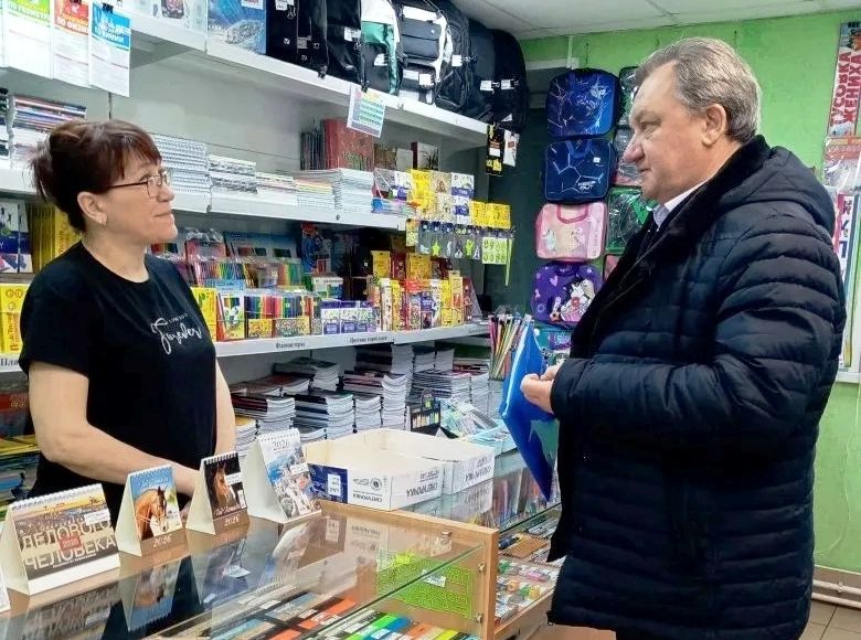 В Чистополе специалисты по защите прав потребителей дали консультации сотрудникам магазина канцтоваров