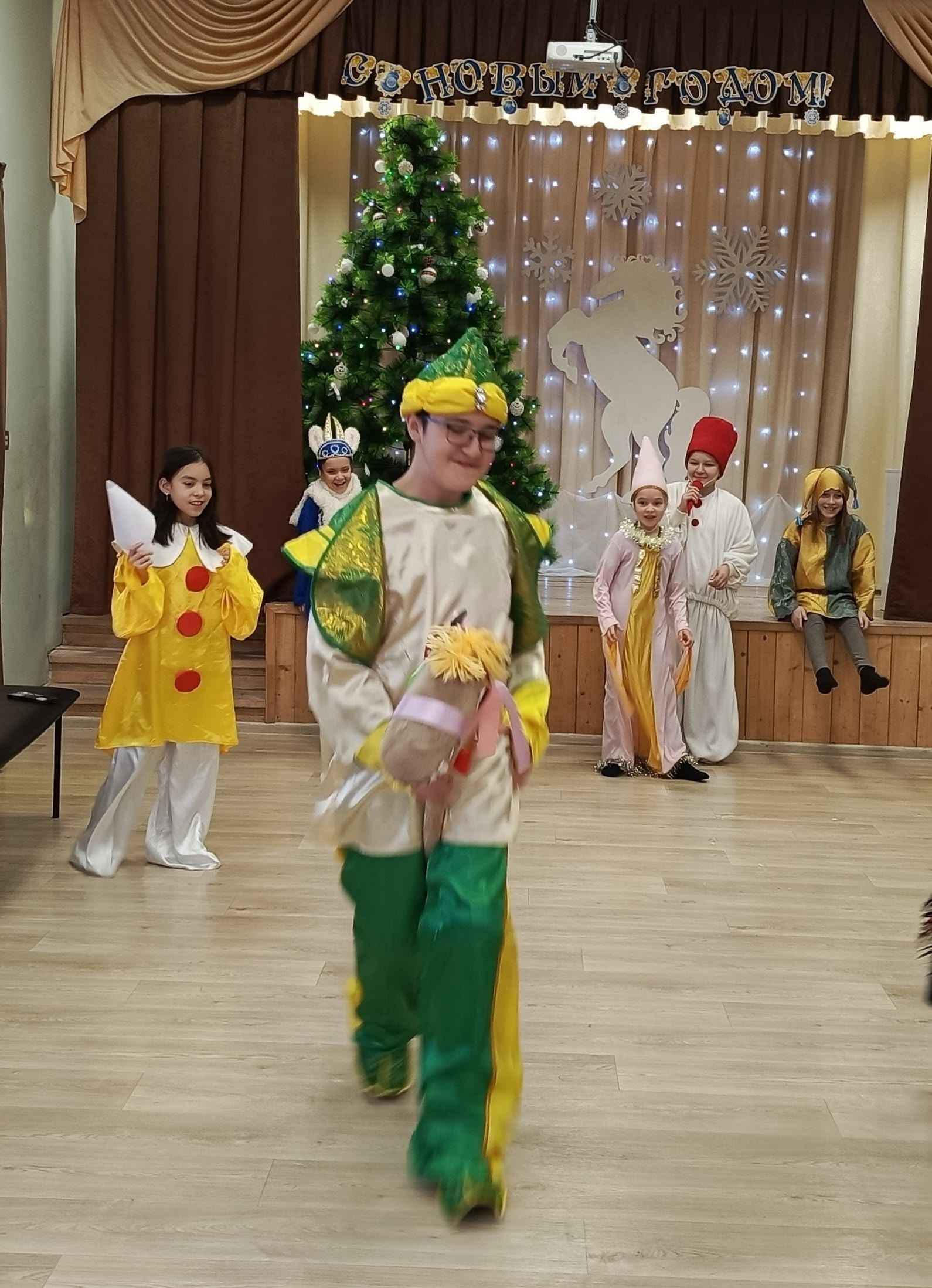 Дед Мороз и Снегурочка в гостях у сельской детворы