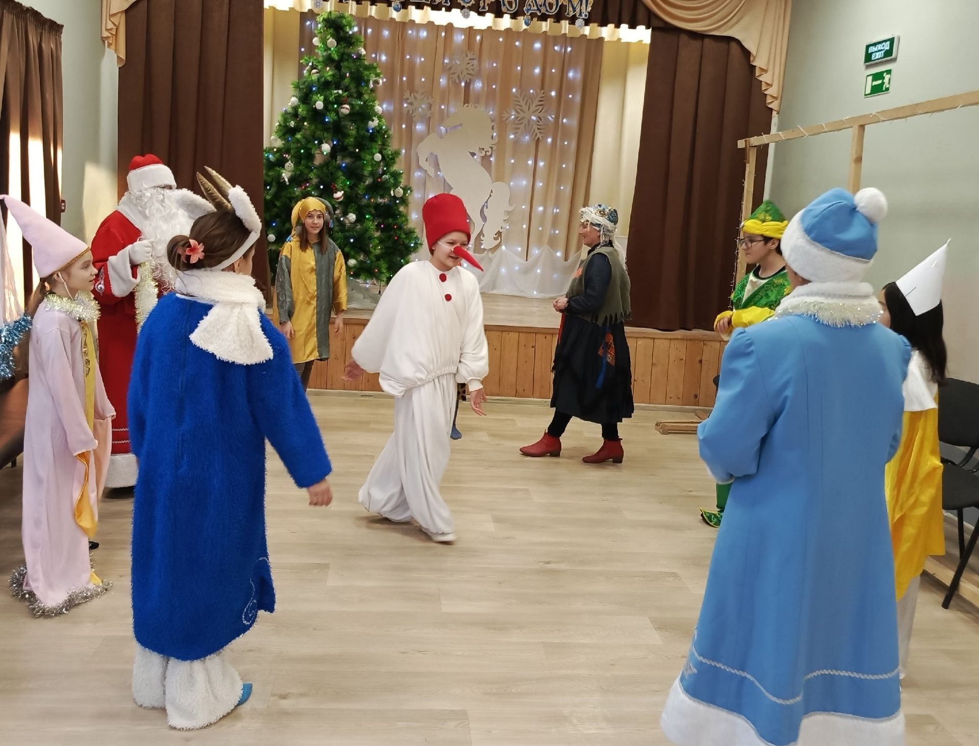Дед Мороз и Снегурочка в гостях у сельской детворы