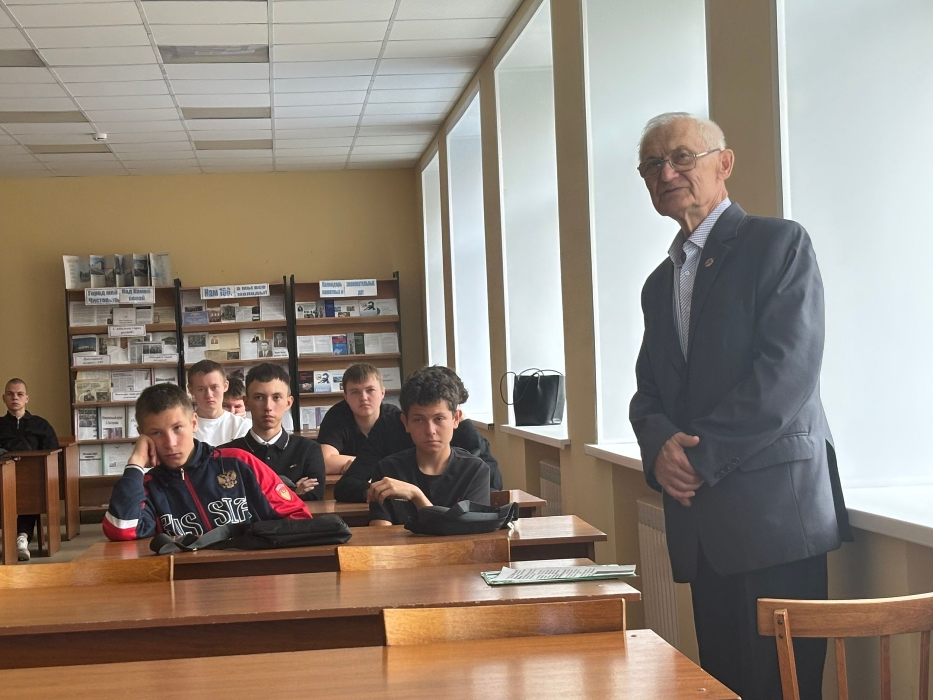 Ветеран часового завода рассказал студентам о трудовом подвиге чистопольцев в годы войны
