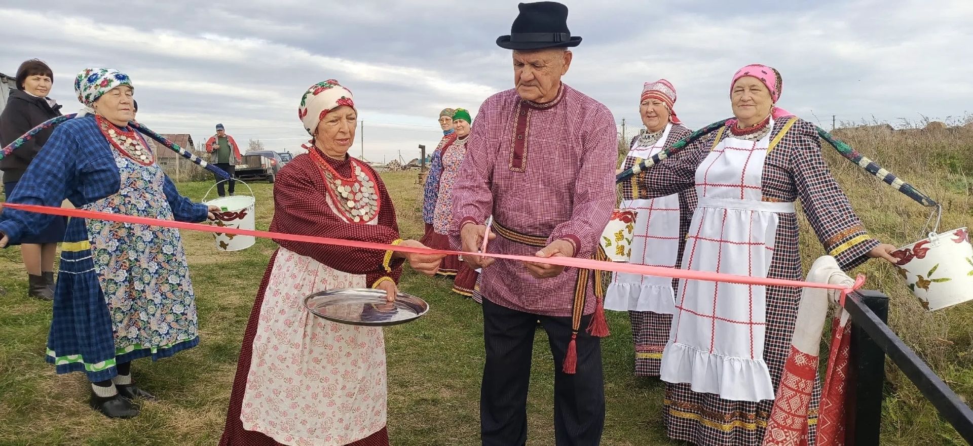 В селе Бахта открыли новую лестницу к роднику